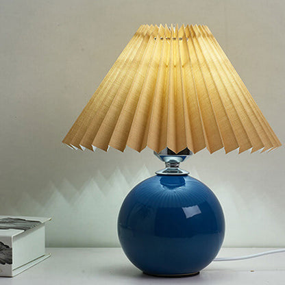 Skorter | Nordic minimalist 1-light table lamp made of ceramic with pleats