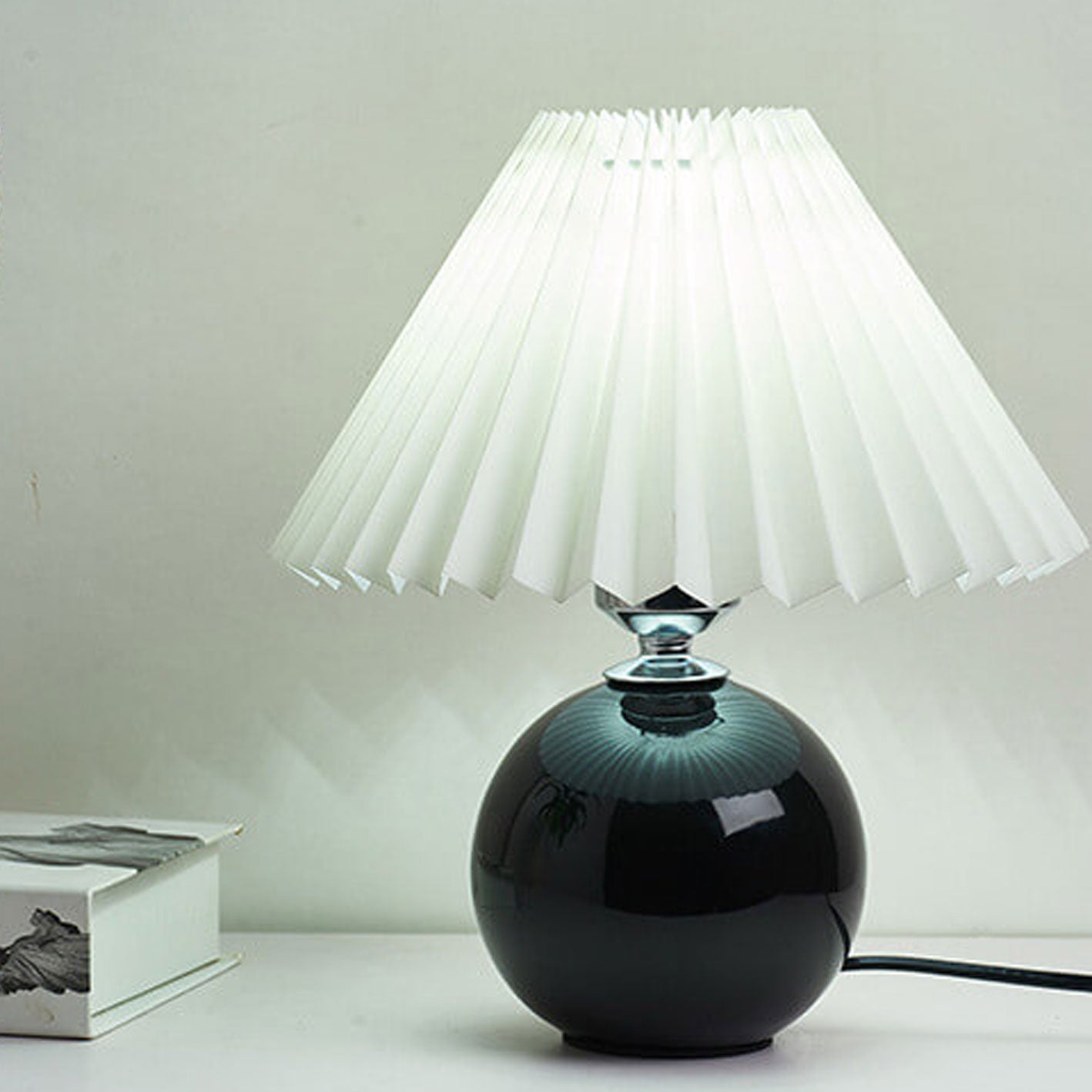 Skorter | Nordic minimalist 1-light table lamp made of ceramic with pleats