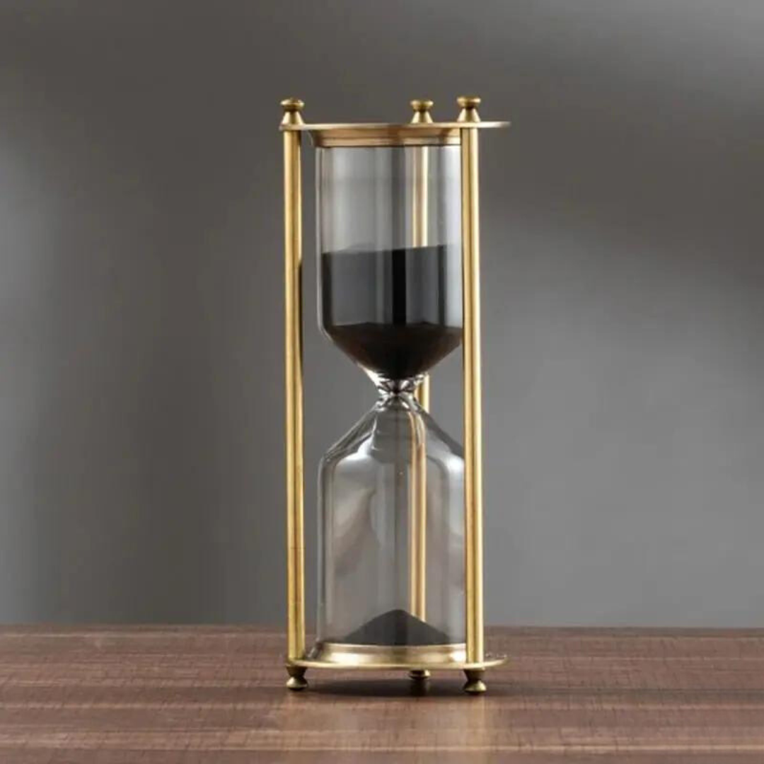 Skorter | Antique hourglass made of brass with violet sand