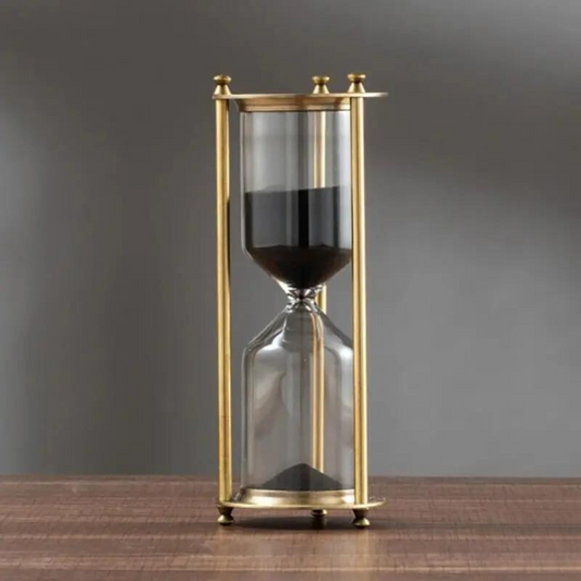 Skorter | Antique hourglass made of brass with violet sand