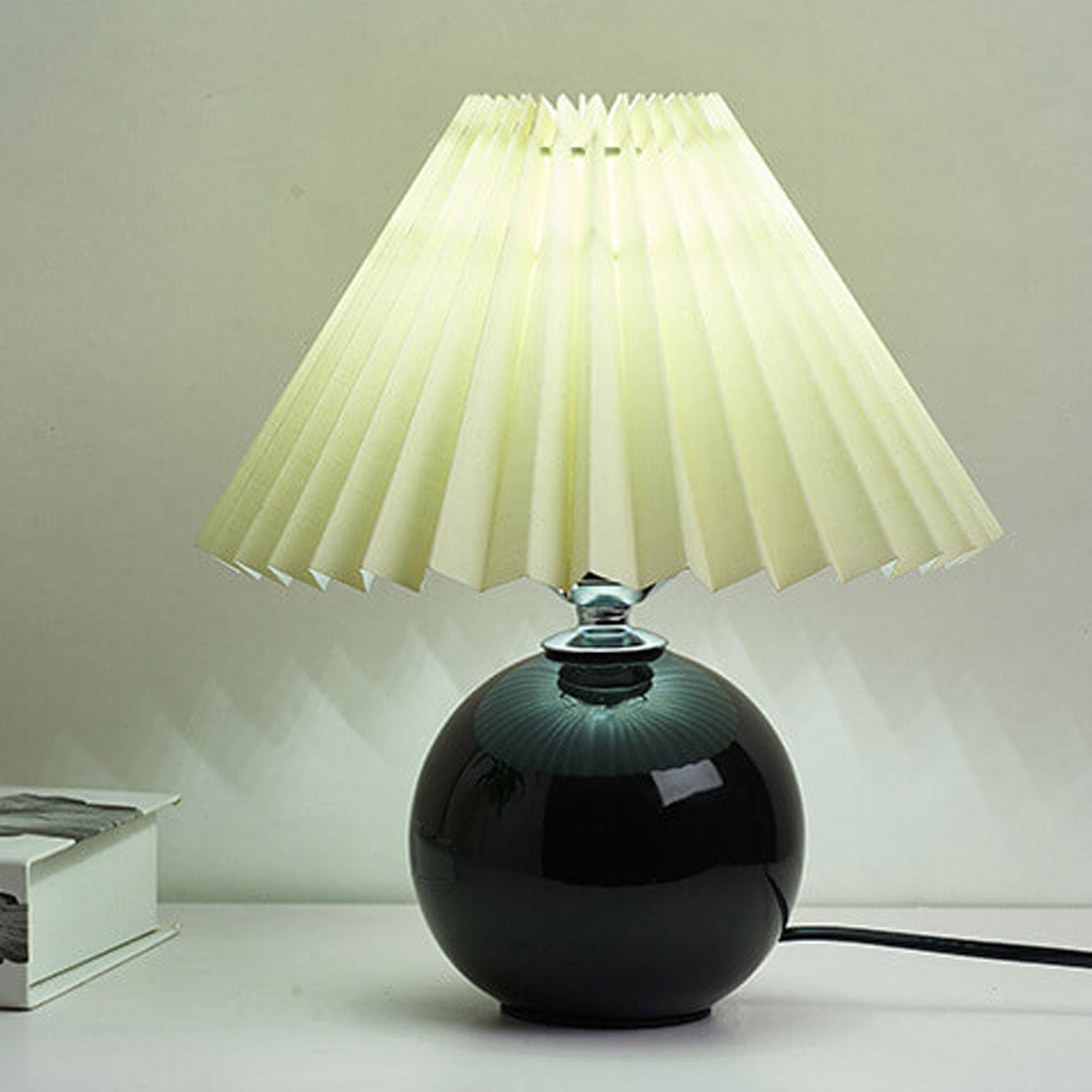 Skorter | Nordic minimalist 1-light table lamp made of ceramic with pleats
