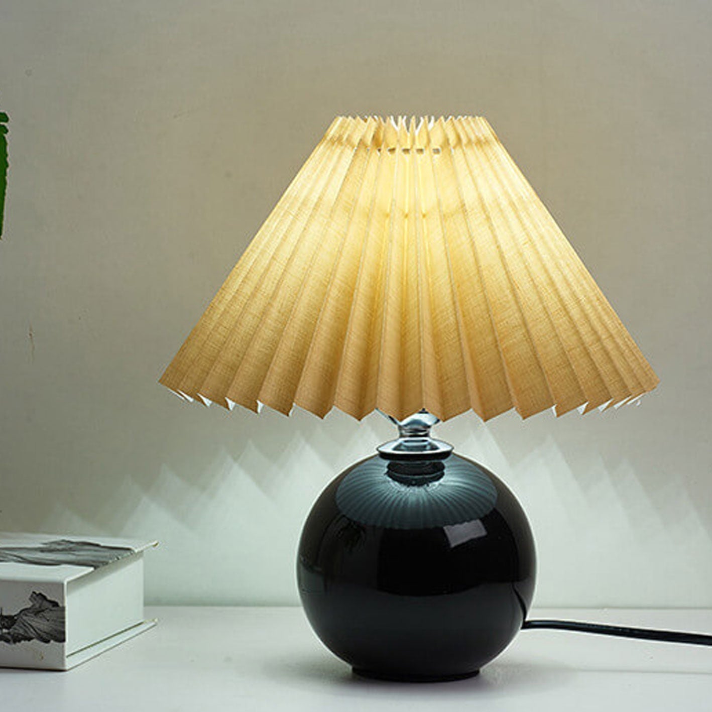 Skorter | Nordic minimalist 1-light table lamp made of ceramic with pleats