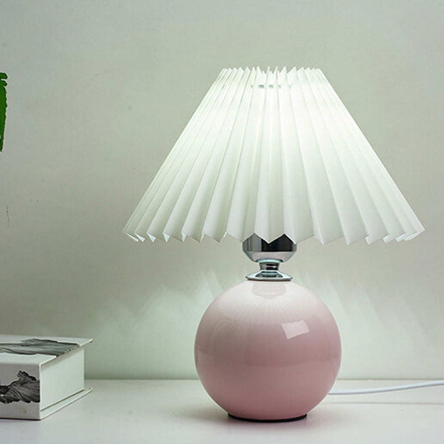 Skorter | Nordic minimalist 1-light table lamp made of ceramic with pleats