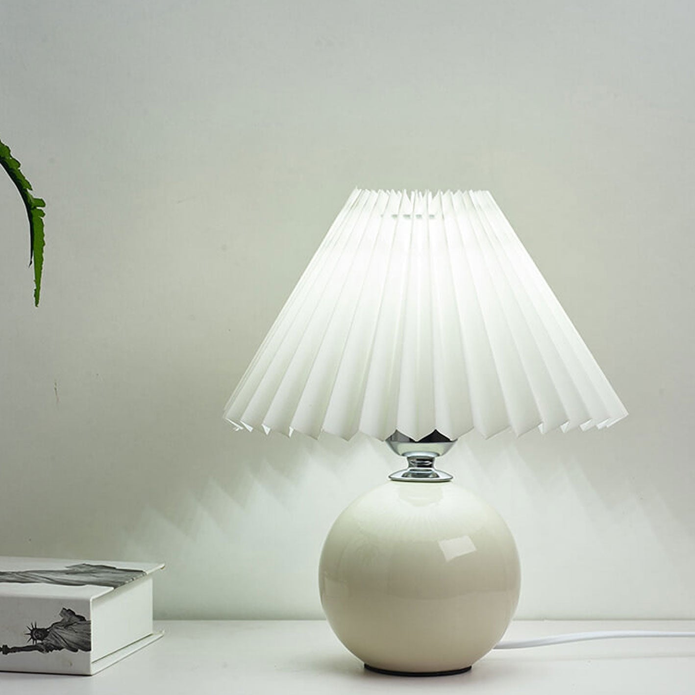 Skorter | Nordic minimalist 1-light table lamp made of ceramic with pleats