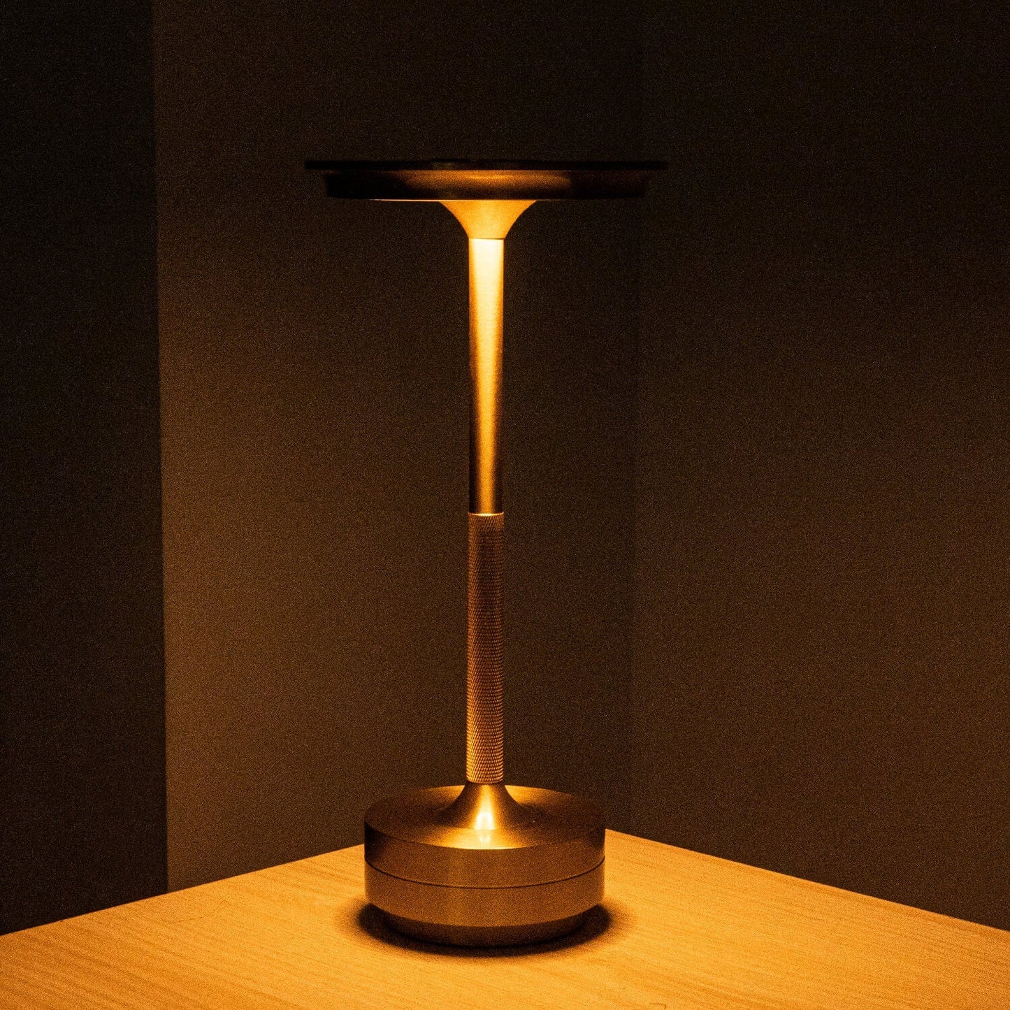 Skorter | Ambient Metallic Wireless Table Lamp