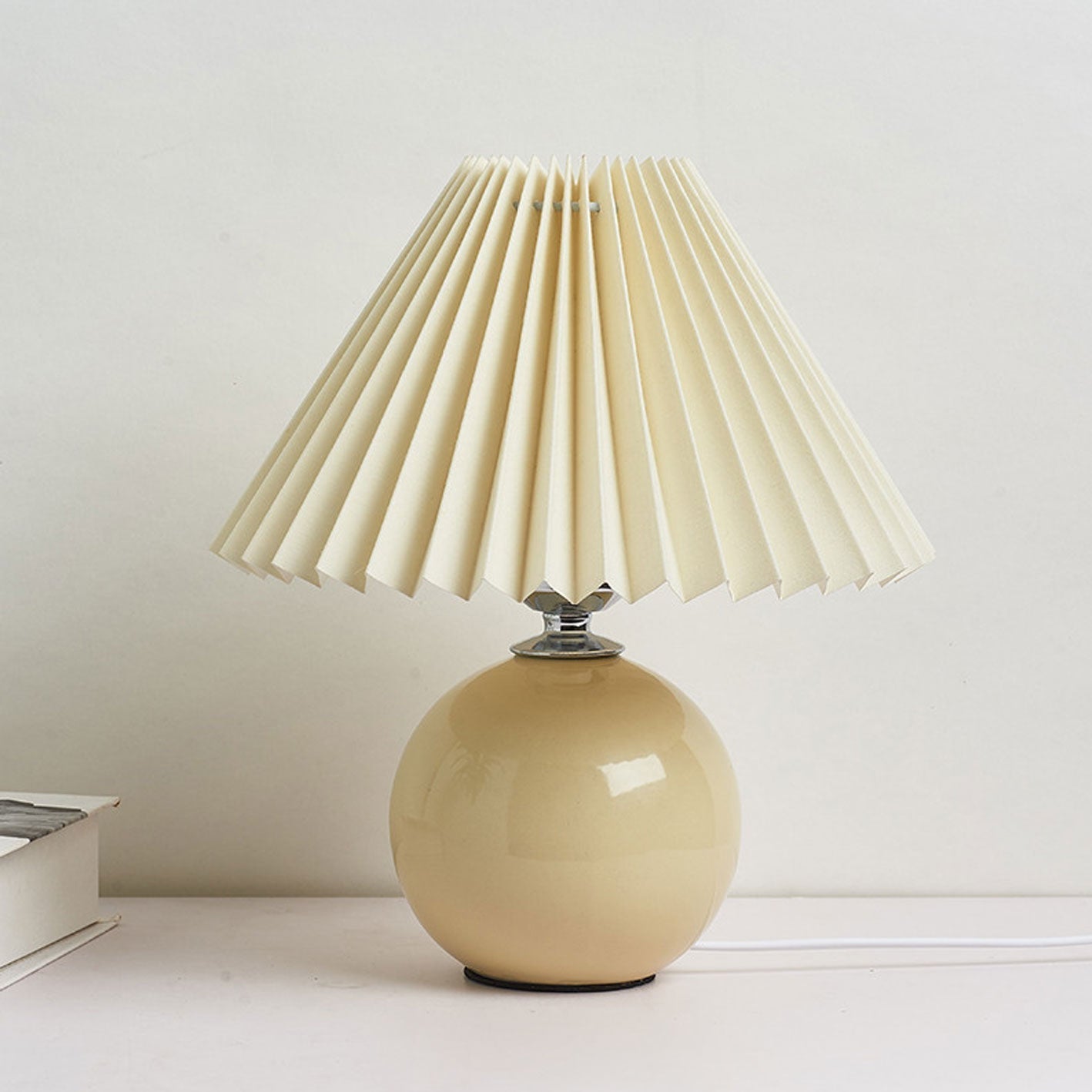 Skorter | Nordic minimalist 1-light table lamp made of ceramic with pleats