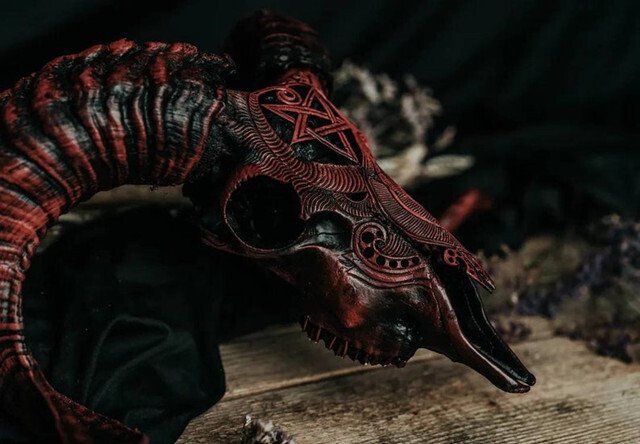 Skorter | Carved Ram Skull