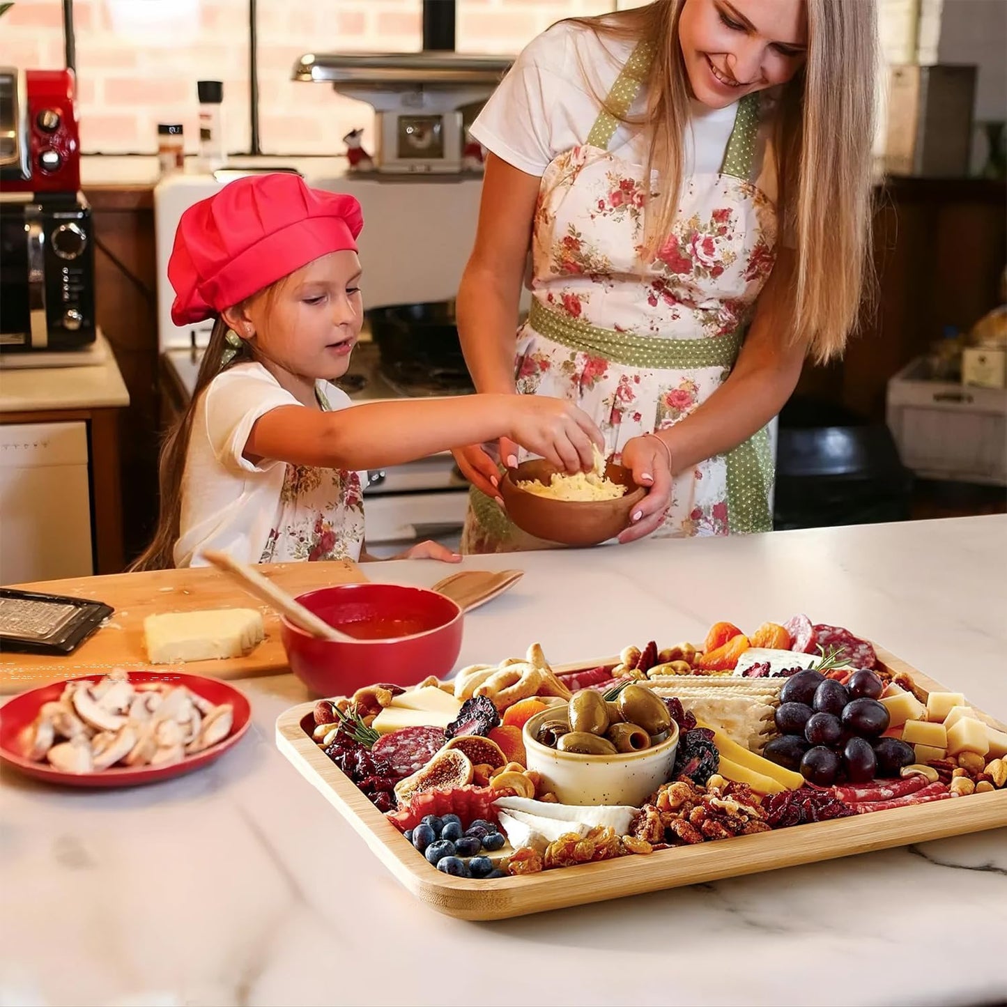 Skorter | Bamboo Charcuterie Serving Board with Locking Clear Lid – Savorya