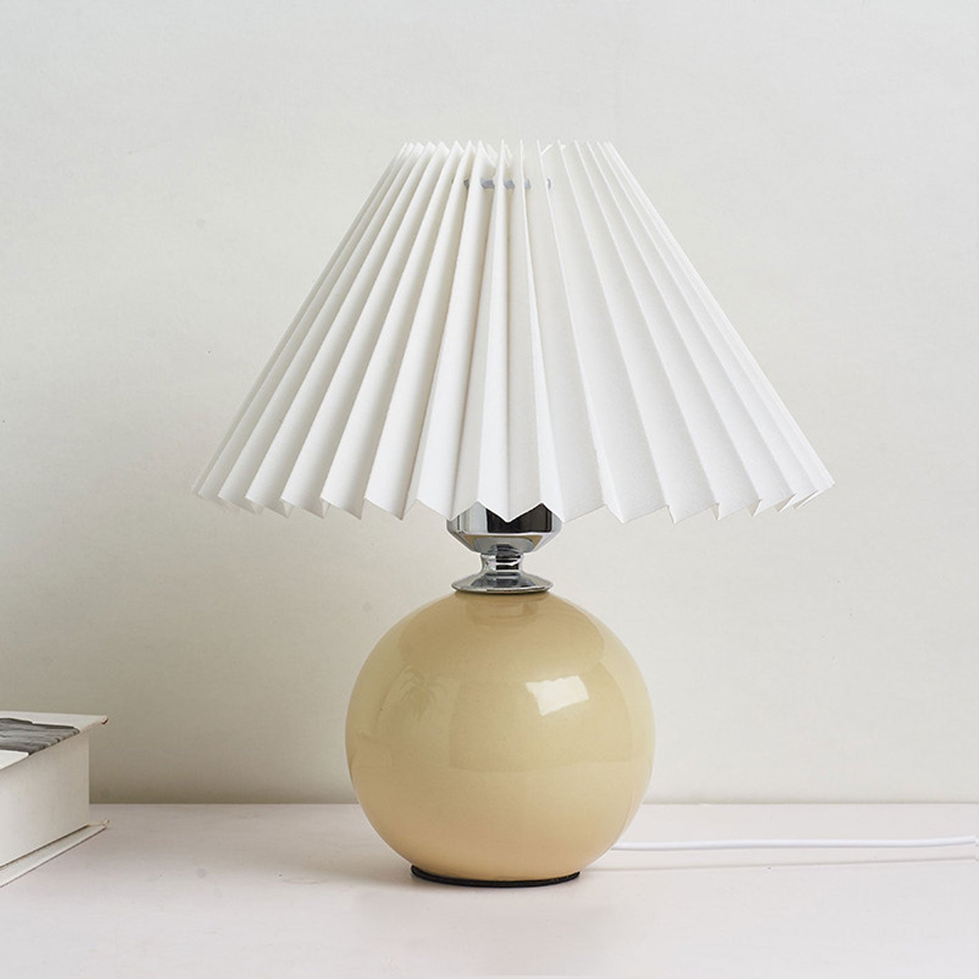 Skorter | Nordic minimalist 1-light table lamp made of ceramic with pleats