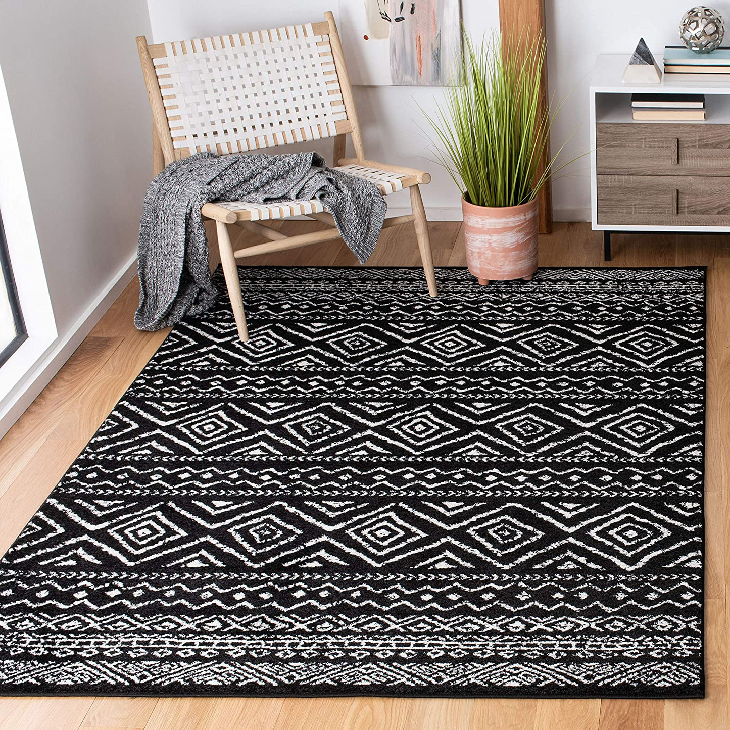 Skørter | Safavieh Tulum Collection TUL267Z Moroccan Boho Distressed Non-Shedding Stain Resistant Living Room Bedroom Rug, 2' x 5', Black / Ivory