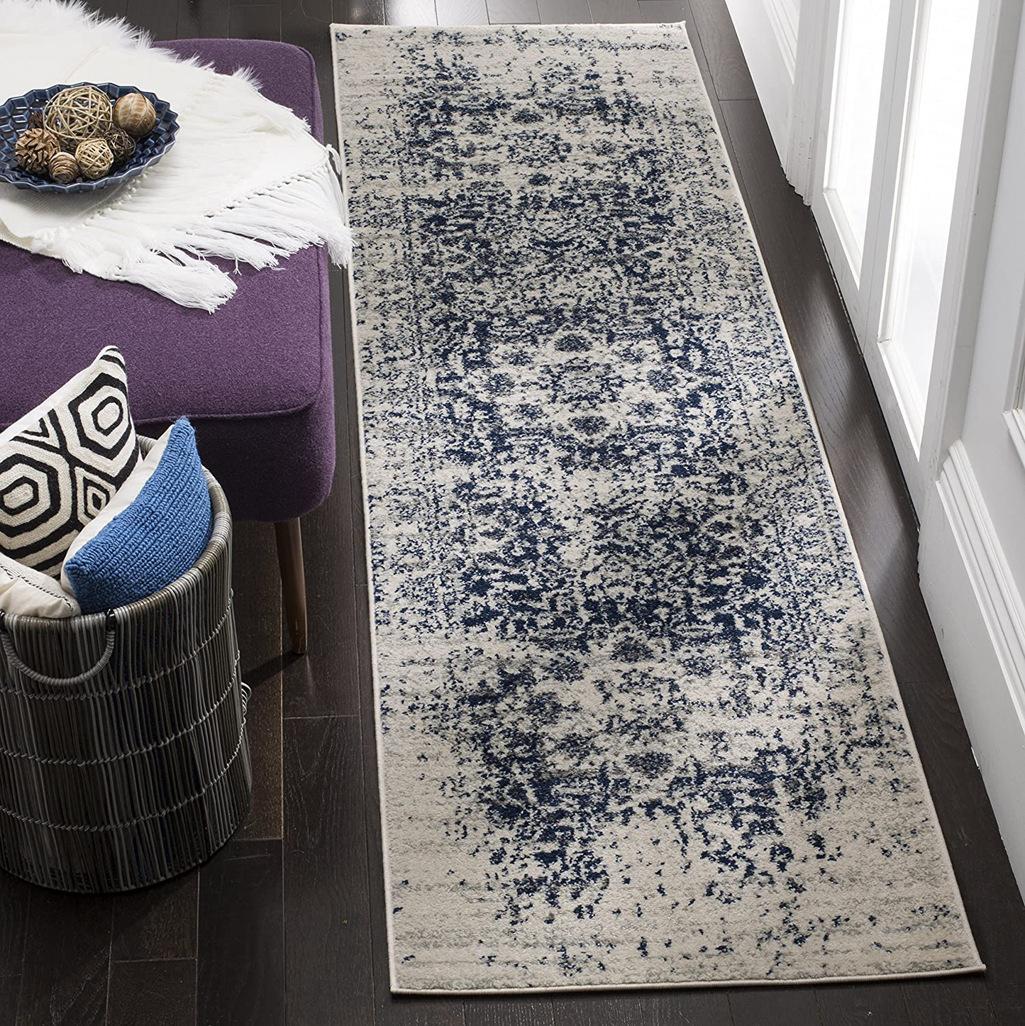Skørter | Safavieh Madison Collection MAD603D Oriental Snowflake Medallion Distressed Non-Shedding Stain Resistant Living Room Bedroom Runner, 2'3" x 6', Cream / Navy Blue
