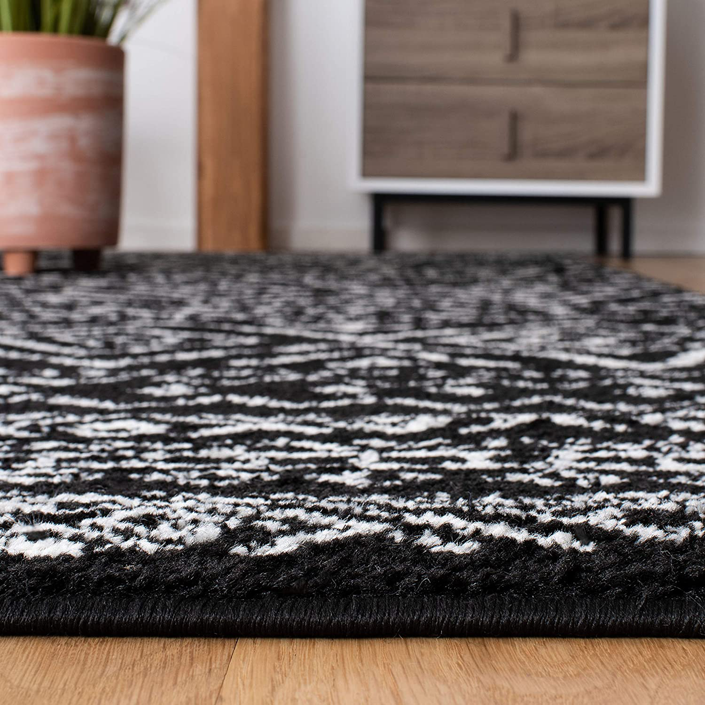 Skørter | Safavieh Tulum Collection TUL267Z Moroccan Boho Distressed Non-Shedding Stain Resistant Living Room Bedroom Rug, 2' x 5', Black / Ivory