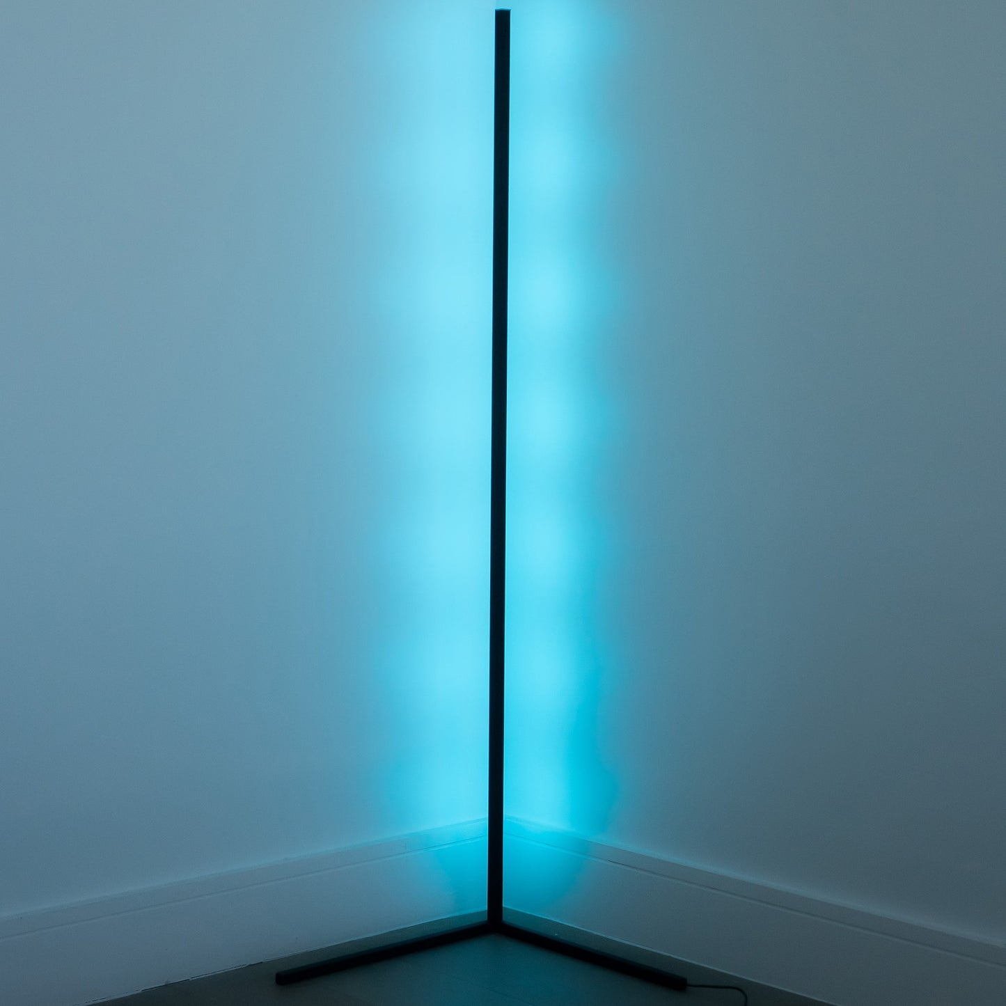 Skorter | Modern Corner LED Floor Lamp – Space-Saving Minimalist Design with Soft Ambient Lighting