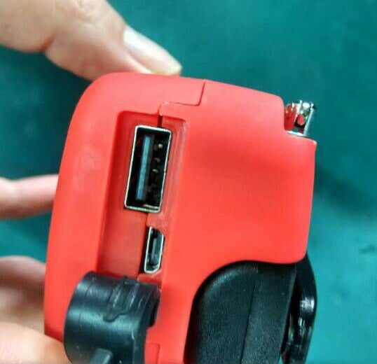 Skorter | Solar hand crank USB charger radio flashlight