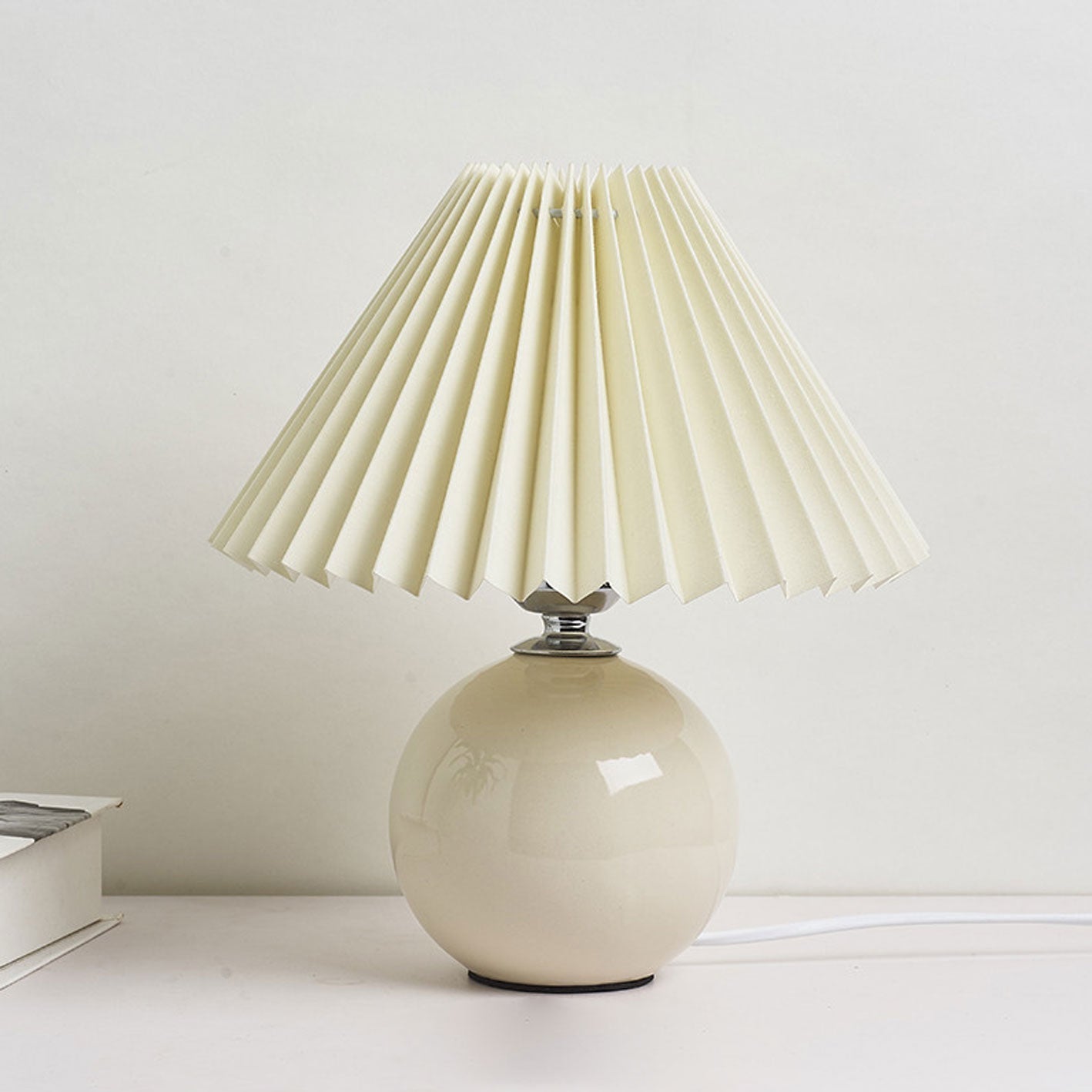 Skorter | Nordic minimalist 1-light table lamp made of ceramic with pleats