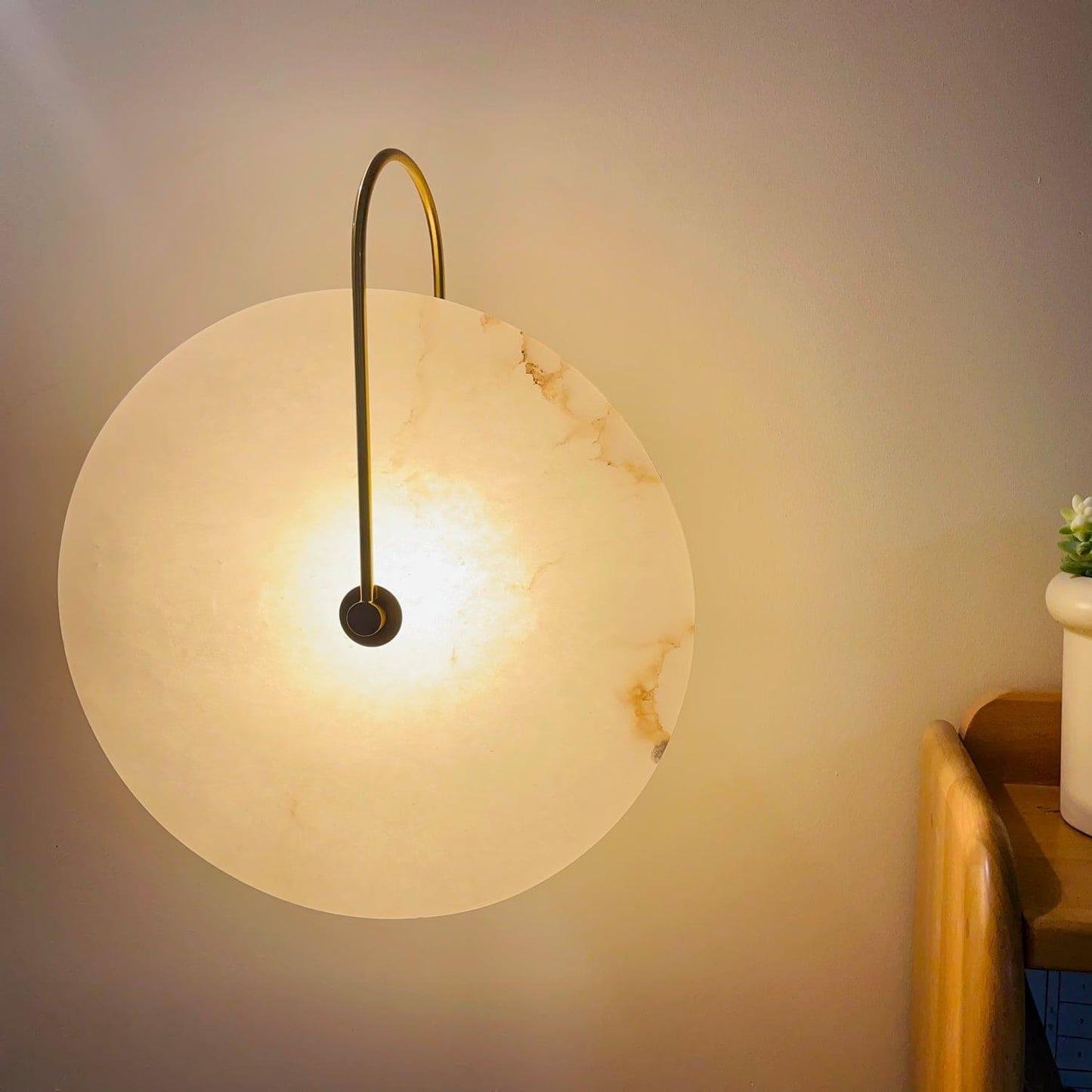 Skorter | Alabaster LED Wall Lamp