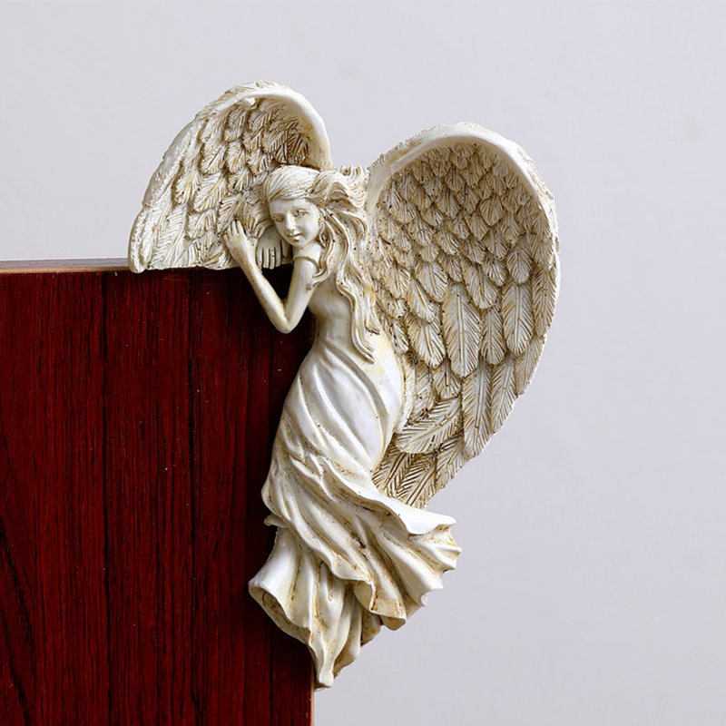 Skorter | Angel-shaped doorframe decoration