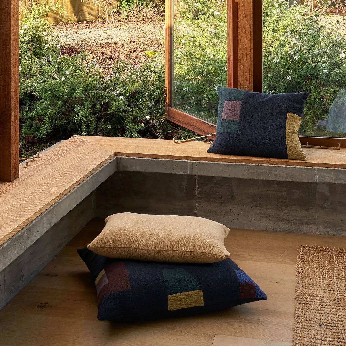 Skorter | Build pillow - Blue Black/Multi