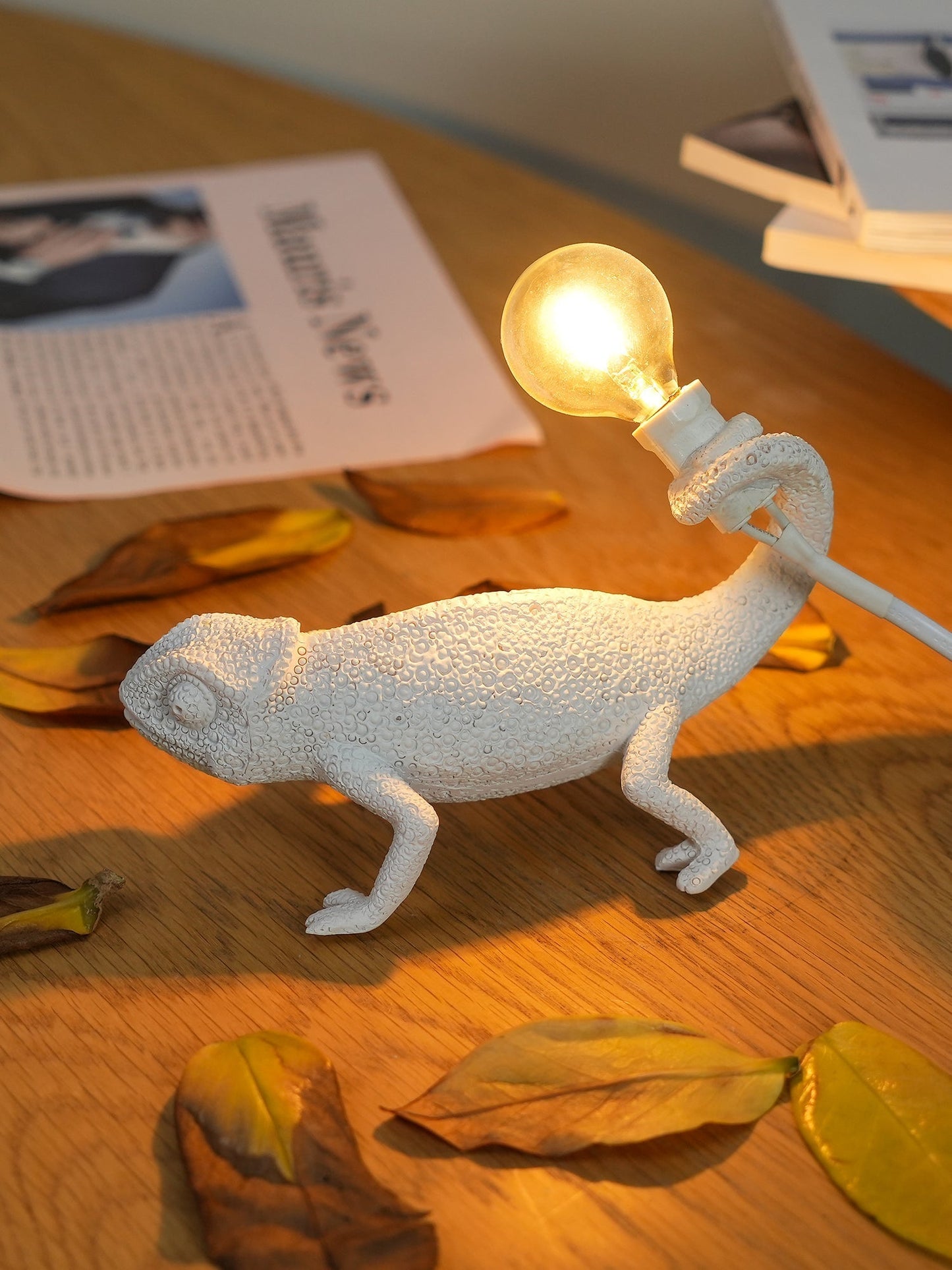 Skorter | CamouGlow – Resin Table Lamp with Charming Chameleon Detail