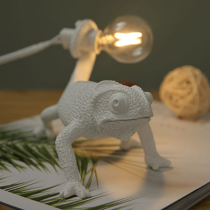 Skorter | CamouGlow – Resin Table Lamp with Charming Chameleon Detail