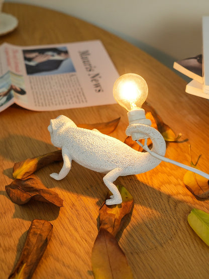 Skorter | CamouGlow – Resin Table Lamp with Charming Chameleon Detail