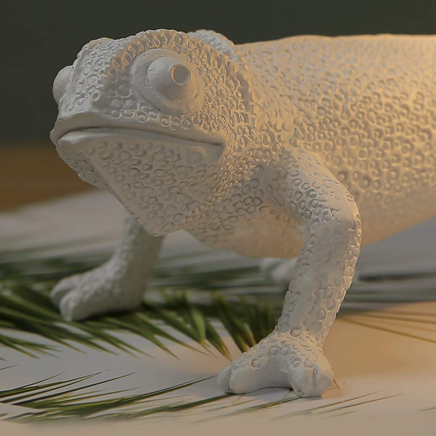 Skorter | CamouGlow – Resin Table Lamp with Charming Chameleon Detail