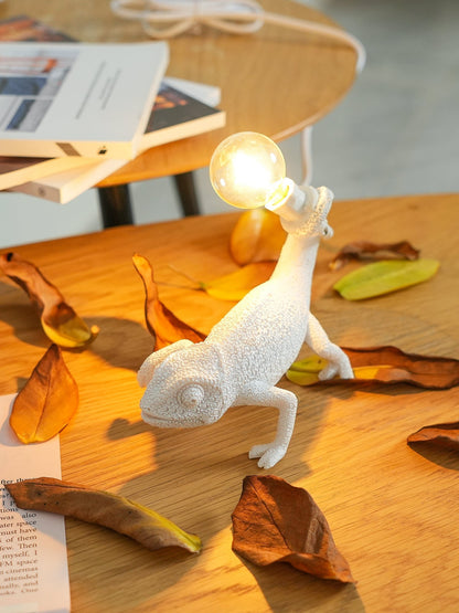 Skorter | CamouGlow – Resin Table Lamp with Charming Chameleon Detail