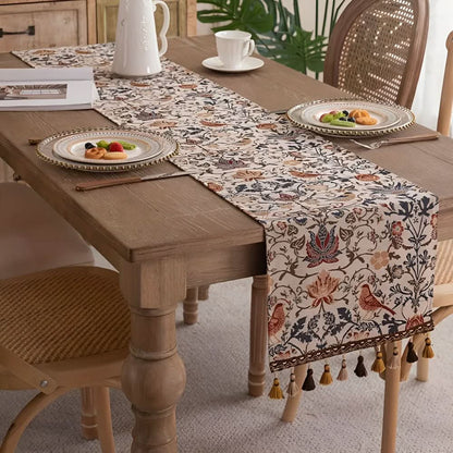 Skorter | Elegant table runner with flower and bird design