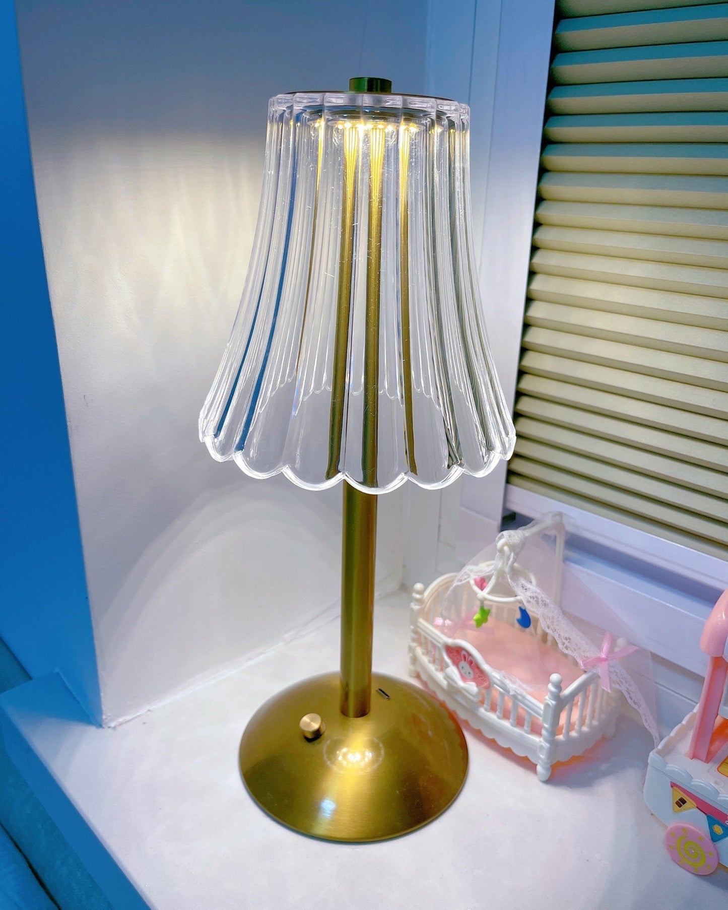 Skorter | RadiantGold – Elegant Portable Table Lamp