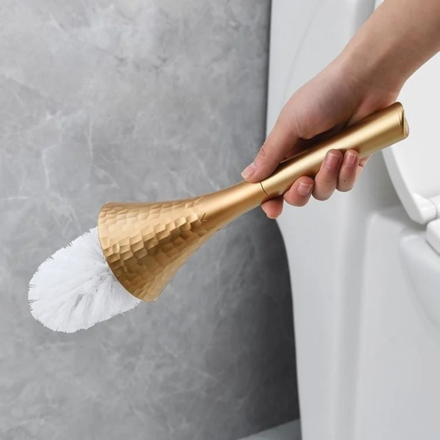 Skorter | Elegant toilet brush in gold look for style, hygiene & luxury in the bathroom