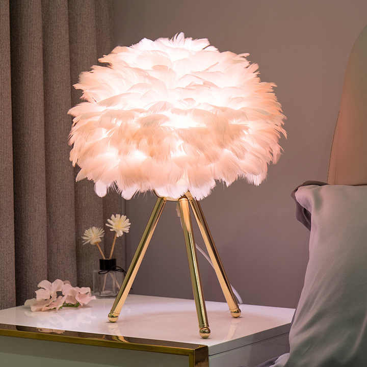Skorter | Table Lamp - FeatherLux - Dimmable Light - Elegant Feather Design
