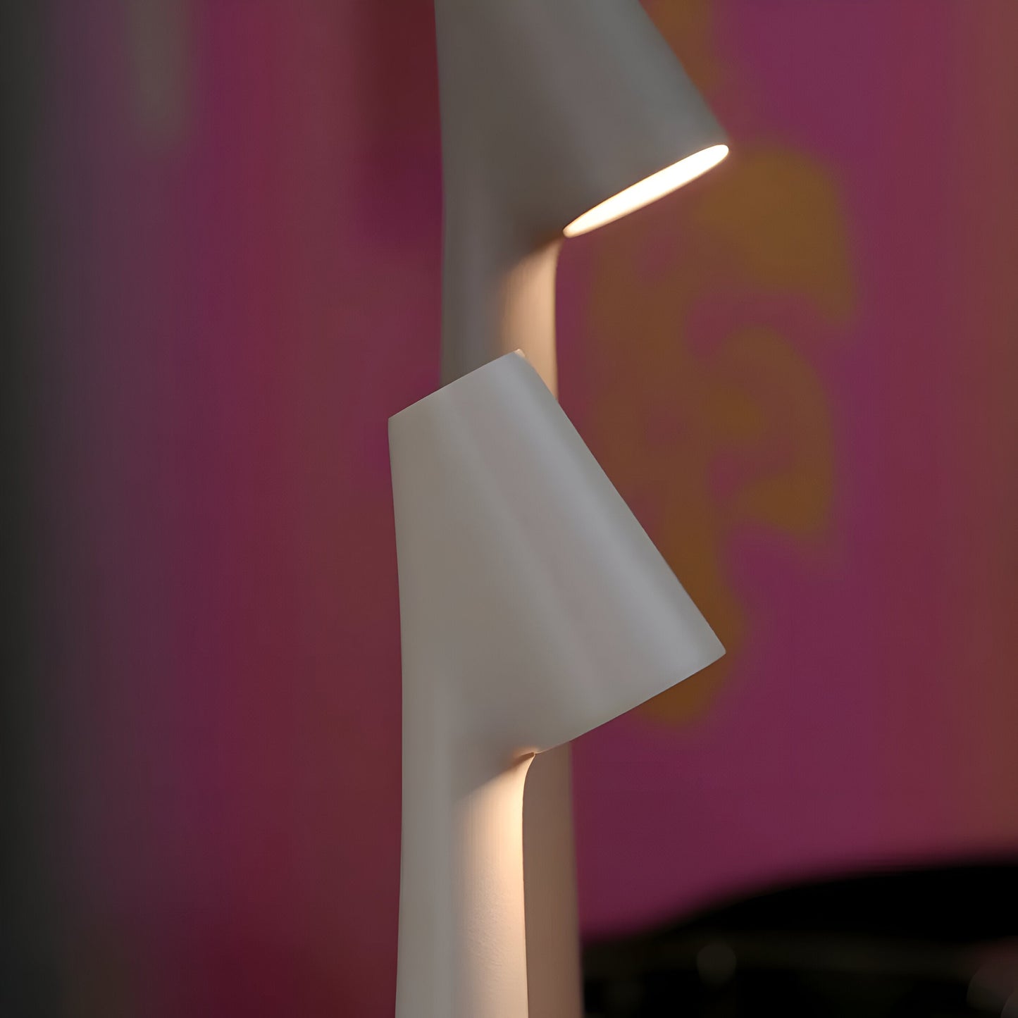 Skorter | Elegant LED Table Lamp - Wireless and Dimmable