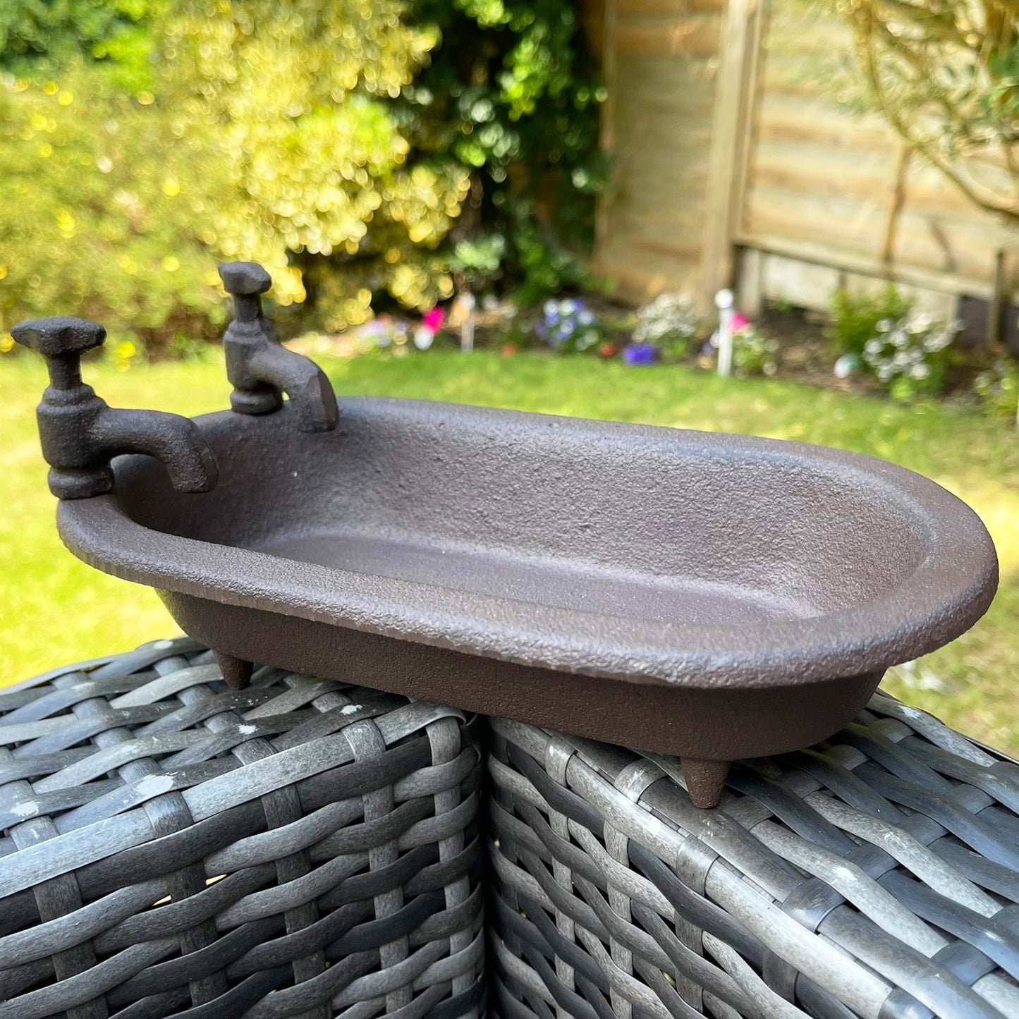 Skorter | Bath Tub Cast Iron Garden Bird Feeder