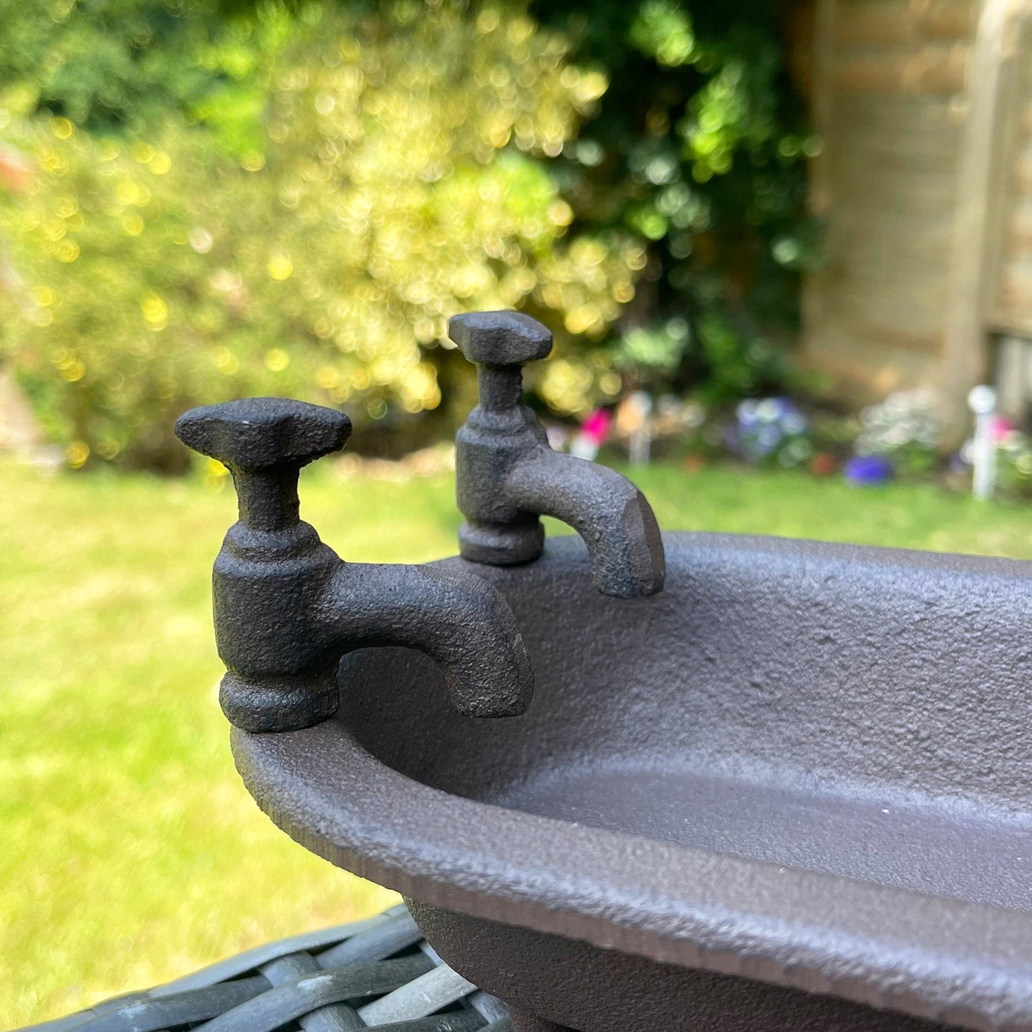 Skorter | Bath Tub Cast Iron Garden Bird Feeder
