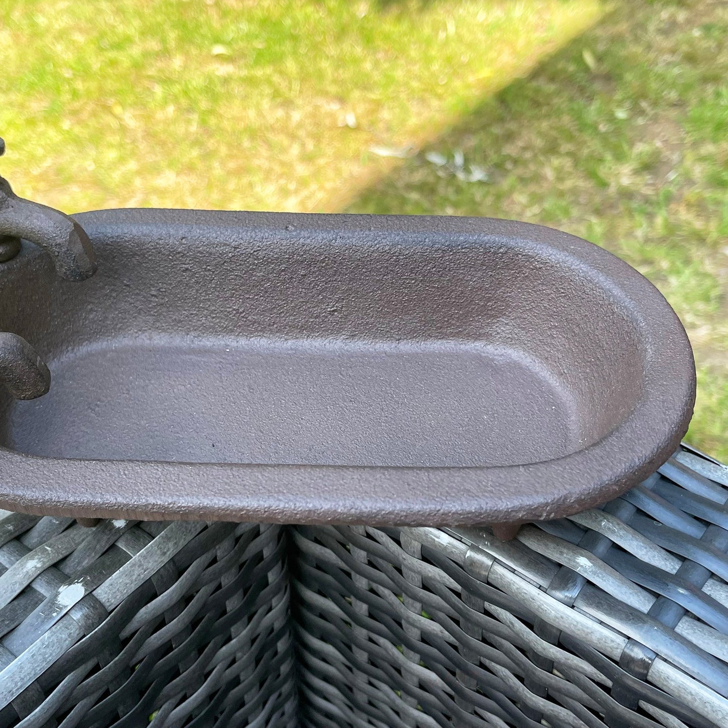 Skorter | Bath Tub Cast Iron Garden Bird Feeder