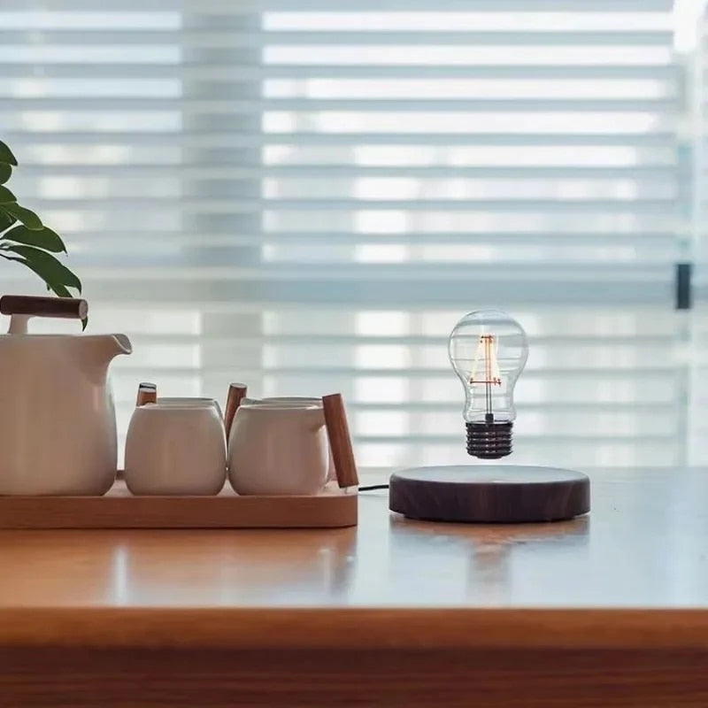 Skorter | Floating lamp with wooden base