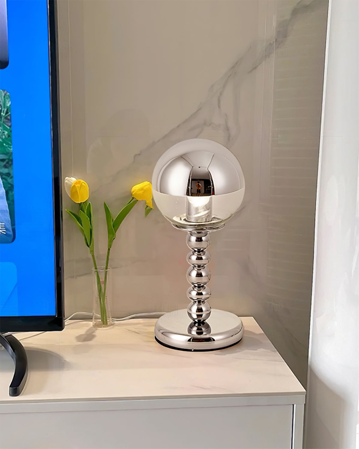 Skorter | MirrorGlow – Minimalistisk kromad bordslampa