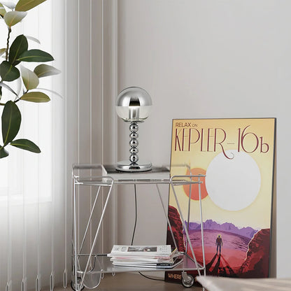 Skorter | MirrorGlow – Minimalistisk kromad bordslampa