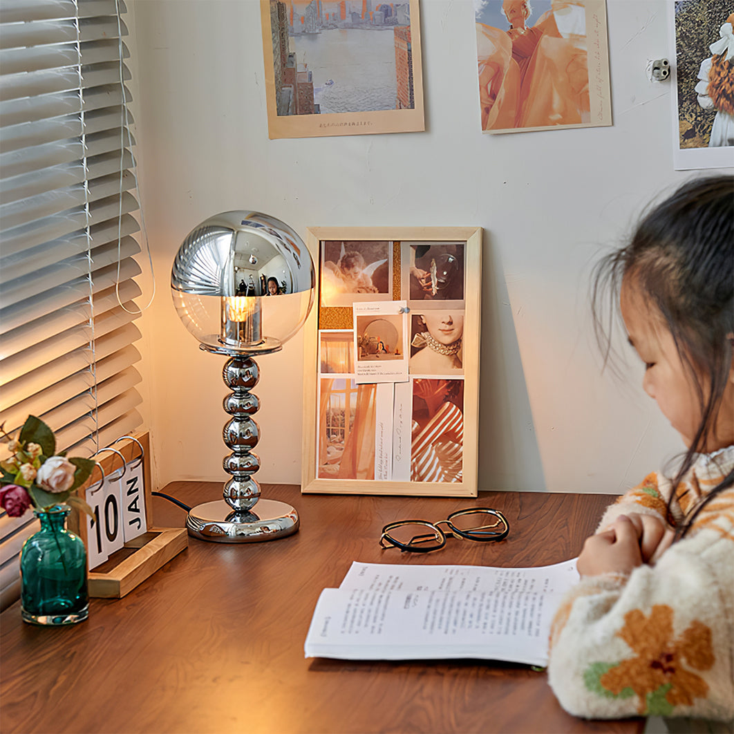 Skorter | MirrorGlow – Minimalistisk kromad bordslampa