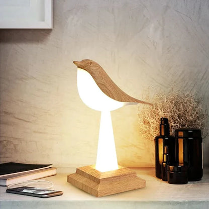 Skorter | Eclectus Bird-Inspired LED Table Lamp
