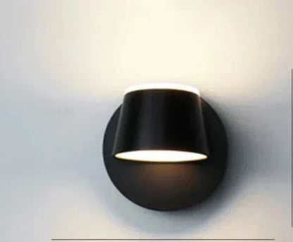 Skorter | BrightGlow - Dimmable LED Wall Lamp in Modern Design – Adjustable Lighting
