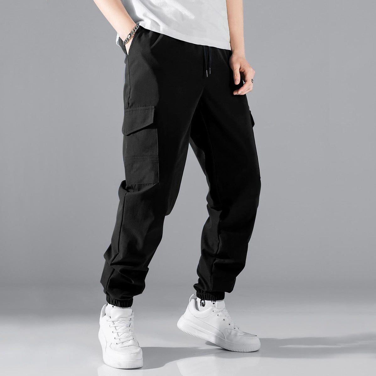 Men's cargo joggers with practical side pockets and elastic waistband Skorter