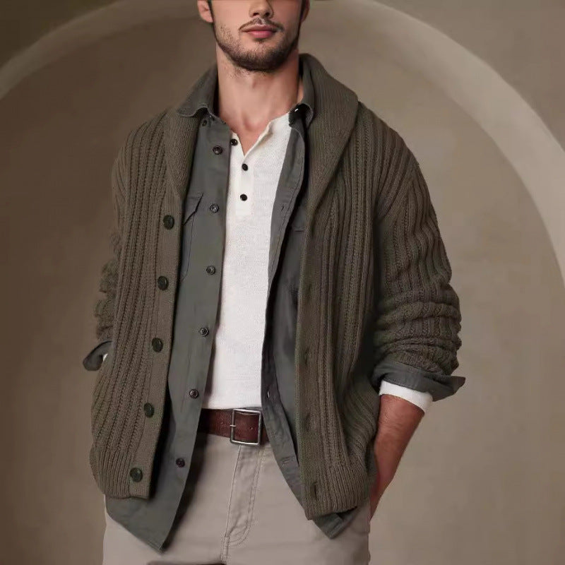 Herrkofta med modernt kabelmönster och klassisk krage med slag.