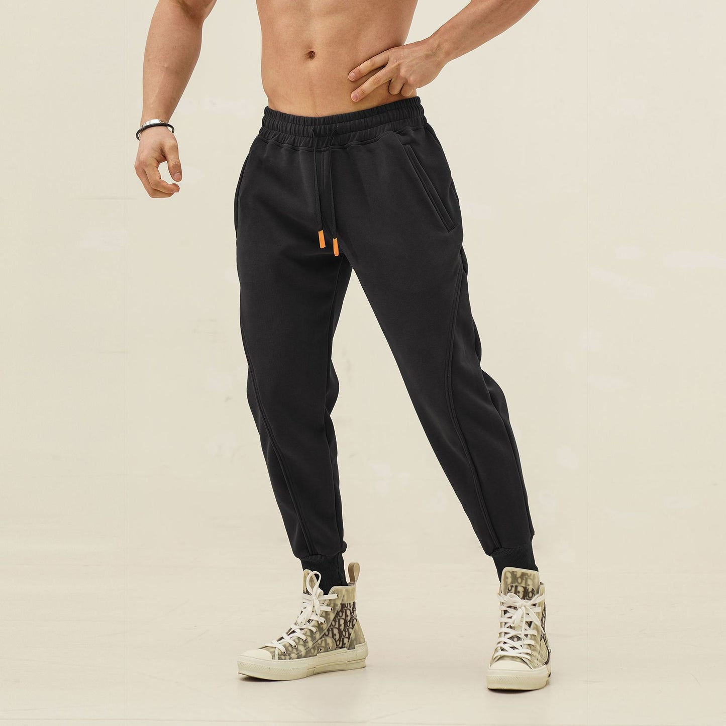 Men's sporty sweatpants with elastic waistband and side zip pockets Skorter