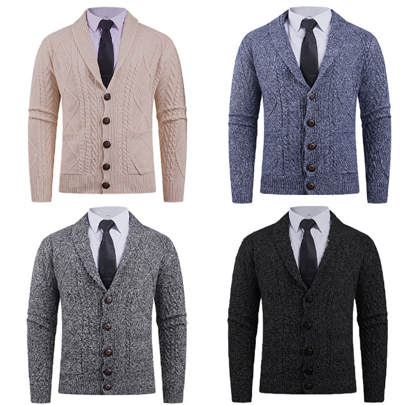 Herrkofta med distinkt kabelstickat mönster och snygg sjalkrage Skorter