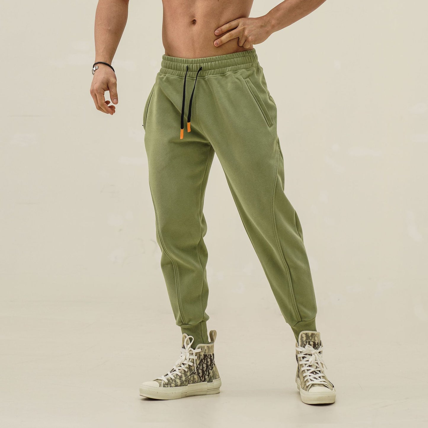 Men's sporty sweatpants with elastic waistband and side zip pockets Skorter