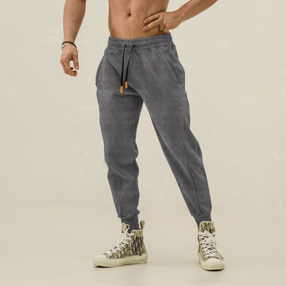 Men's sporty sweatpants with elastic waistband and side zip pockets Skorter