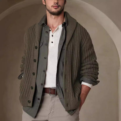 Herrkofta med modernt kabelmönster och klassisk krage med slag.