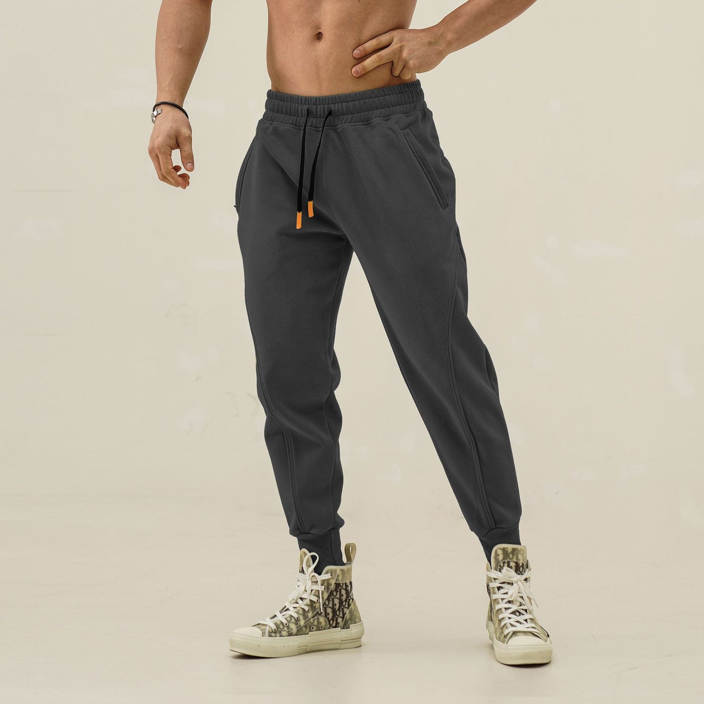 Men's sporty sweatpants with elastic waistband and side zip pockets Skorter