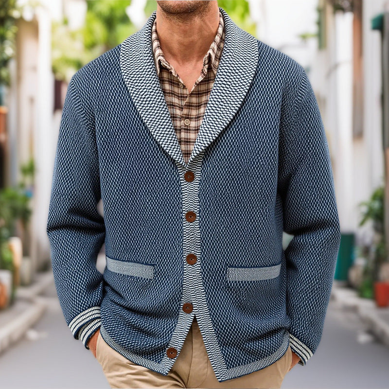 Herrkofta med eleganta knappdetaljer och bred sjalkrage Skorter